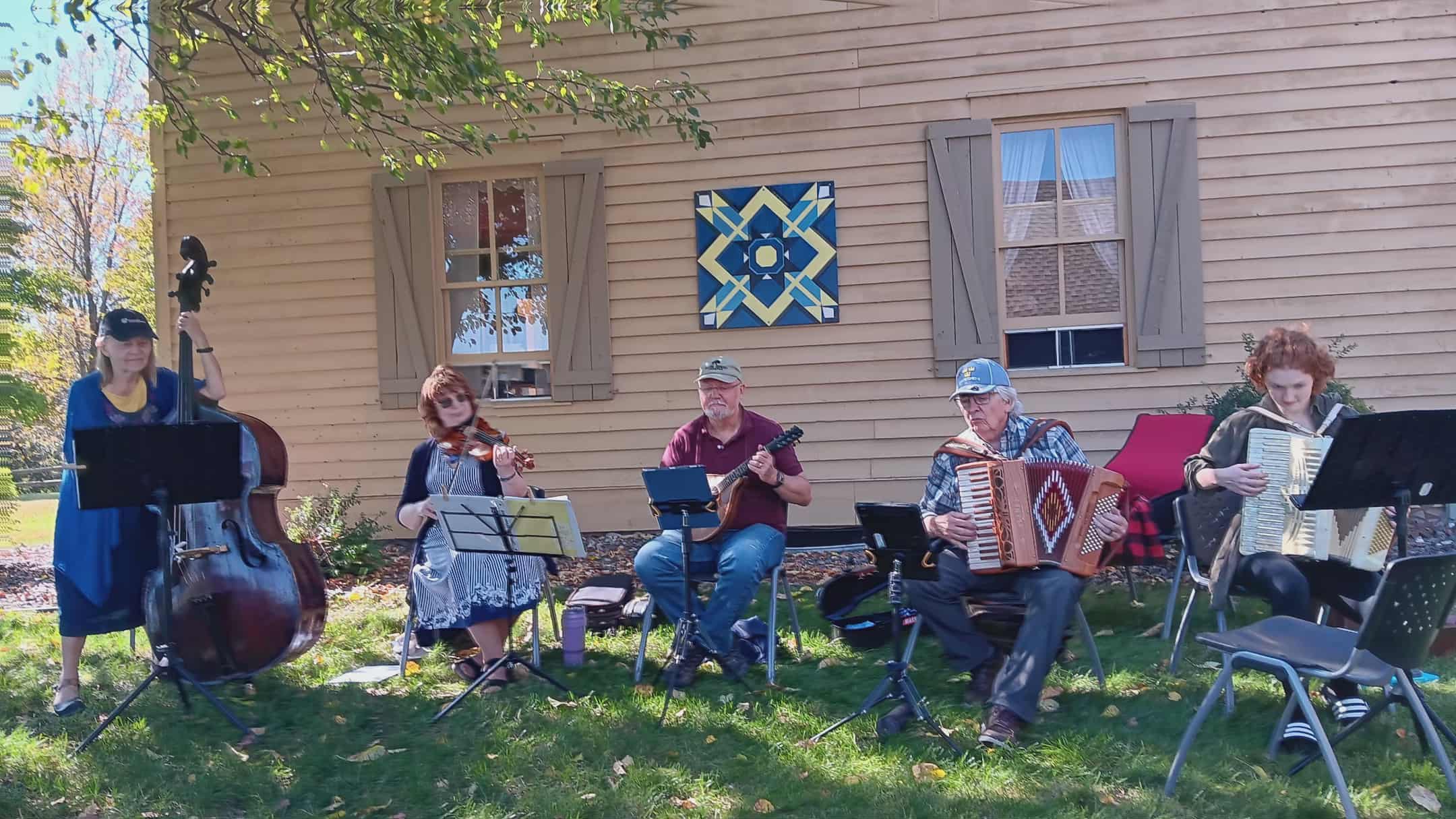 Nya Duvemåla Folkmusiklag performing